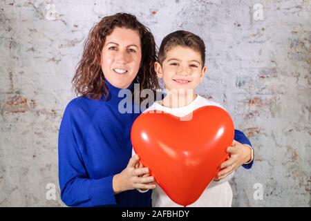 Mutter und Sohn mit Herz. Valentines Tag Konzept Stockfoto