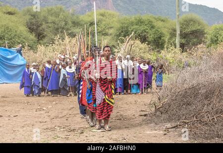 Gleichen, Tansania, 5. Juni, 2019: Masai Krieger aus einem benachbarten Dorf in einem zeremoniellen langsamen Spaziergang Stockfoto