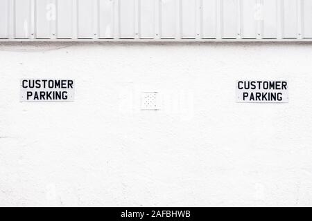 Kunden Parken nur auf weiße Wand an Mitarbeiter Parkplatz Stockfoto