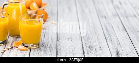 Hausgemachte Mandarinensaft auf einem alten, rustikalen Holztisch (selektive Fokus, Nahaufnahme) Stockfoto