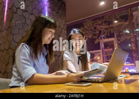 Asiatische Büro Frau über die Arbeit in der Nacht diskutieren Stockfoto