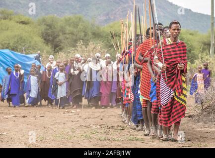 Gleichen, Tansania, 5. Juni, 2019: Masai Krieger aus einem benachbarten Dorf in einem zeremoniellen langsamen Spaziergang Stockfoto