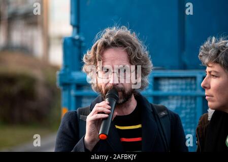 Madrid, Spanien. 14 Dez, 2019. Aussterben Rebellion COP 25: Aussterben Rebellion Aktivist, Ronan McNern, lesen eine Aussage vor der IFEMA auf der COP 25. Madrid, Spanien. Credit: EnriquePSans/Alamy leben Nachrichten Stockfoto