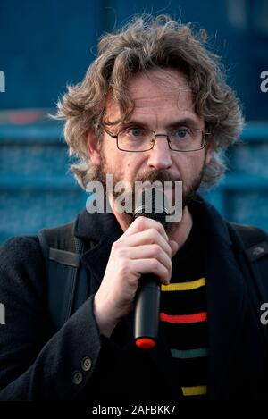 Madrid, Spanien. 14 Dez, 2019. Aussterben Rebellion COP 25: Aussterben Rebellion Aktivist, Ronan McNern, lesen eine Aussage vor der IFEMA auf der COP 25. Madrid, Spanien. Credit: EnriquePSans/Alamy leben Nachrichten Stockfoto