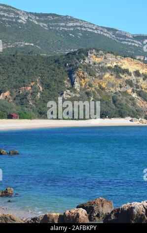 Portinho da Arrábida Strand innerhalb der Serra da Arrábida Natural Park, Portugal Stockfoto