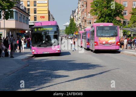 Orebro, Schweden - 22. Mai 2019: Violett Stadtbusse an der Jarntorget square Bus Stop. Stockfoto