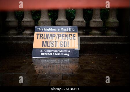 Philadelphia, USA. 14. Dez 2019. Aktivist mit Verweigern Faschismus Protest der Trumpf-Verwaltung im Zentrum der Stadt als US-Präsident Trump geplant ist die jährliche Army-Navy Fußballspiel an der Lincoln Financial Field in South Philadelphia, PA am Dezember 14, 2019 zu besuchen. Credit: OOgImages/Alamy leben Nachrichten Stockfoto