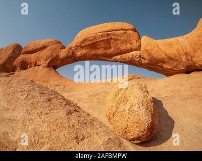 Rock arch in der Spitzkoppe Nationalpark in Namibia, Afrika. Stockfoto