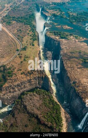 Victoria Falls in Simbabwe bei Trockenheit, Luftaufnahme aus einem Helikopter gemacht Stockfoto