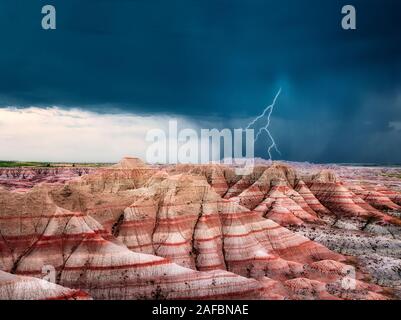 Panoramablick über farbenfrohe Felsformationen mit Gewitter und Donner... Badlands Nationalpark, South Dakota. Stockfoto