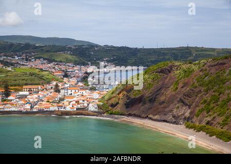 Strand von Porto Pim eine Ansicht von Monte da Guia, der Inselhauptstadt Horta Stockfoto