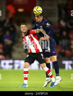 Von Southampton Danny Ings (links) und West Ham United Fabian Balbuena Kampf um den Ball während der Premier League Spiel im St. Mary's Stadium, Southampton. Stockfoto