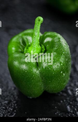 Schiefer Tafel mit grünem Paprika (selektive Fokus, Nahaufnahme) Stockfoto