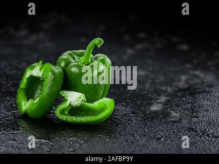 Schiefer Tafel mit grünem Paprika (selektive Fokus, Nahaufnahme) Stockfoto