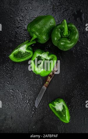 Schiefer Tafel mit grünem Paprika (selektive Fokus, Nahaufnahme) Stockfoto