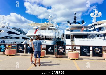 Paar an Marina Mittelmeer im Porto Cervo Stockfoto