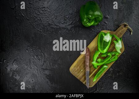 Schiefer Tafel mit grünem Paprika (selektive Fokus, Nahaufnahme) Stockfoto