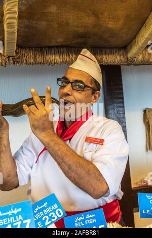 Afrika, Ägypten, Alexandria. Oktober 5, 2018. Anbieter mit ein Aal auf dem Fischmarkt in Alexandria. Stockfoto