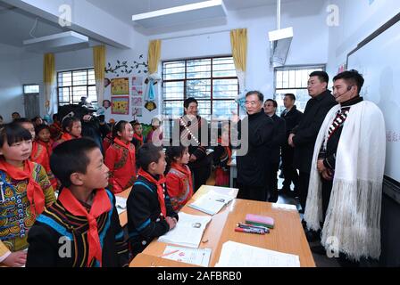 (191214) - Peking, Dez. 14, 2019 (Xinhua) - Wang Yang, Mitglied des Ständigen Ausschusses des Politbüros der Kommunistischen Partei Chinas und Vorsitzender des Nationalen Ausschusses der Chinese People's Political Consultative Conference, richtet sich an Studierende an einer Volksschule in Zhaojue County im Autonomen Präfektur Liangshan Yi, der Südwesten Chinas Provinz Sichuan, Dez. 12, 2019. China's Top politischer Berater Wang Yang betont hat, Anstrengungen, um sicherzustellen, dass keine ethnische Gruppe, die im Zuge des Aufbaus einer mäßig wohlhabenden Gesellschaft in jeder Hinsicht verlassen wird. Er w Stockfoto