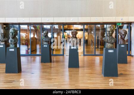 Afrika, Ägypten, Alexandria. Oktober 7, 2018. Büsten in der Bibliotheca Alexandrina, die neue Bibliothek von Alexandria. Ein UNESCO Weltkulturerbe. Stockfoto