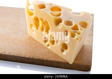 Schweizer Käse auf einem Holzbrett, isolierte Nahaufnahme Stockfoto