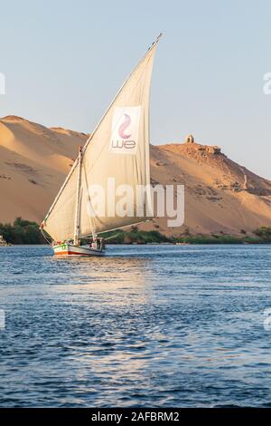 Afrika, Ägypten, Assuan. Oktober 8, 2018. Eine Felucca, einem traditionellen hölzernen Segelboot, Touristen auf dem Nil in Assuan. Stockfoto