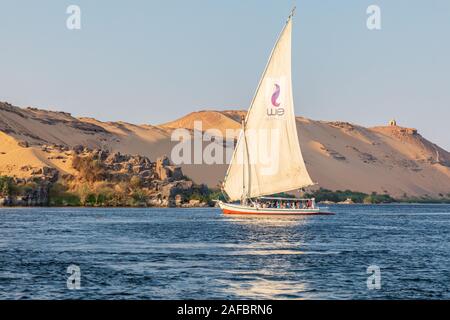 Afrika, Ägypten, Assuan. Oktober 8, 2018. Eine Felucca, einem traditionellen hölzernen Segelboot, Touristen auf dem Nil in Assuan. Stockfoto