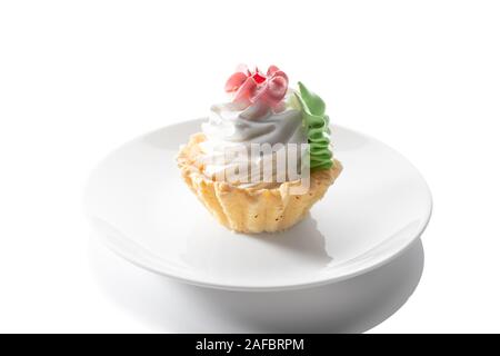 Tart Kuchen mit Schlagsahne, auf einer weißen Platte isoliert Stockfoto