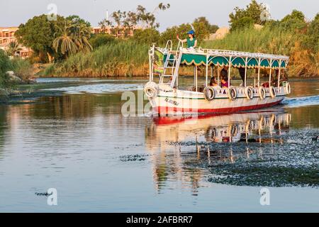 Afrika, Ägypten, Assuan. Oktober 8, 2018. Touristische Bootsfahrt auf dem Nil in der Nähe von Assuan. Stockfoto