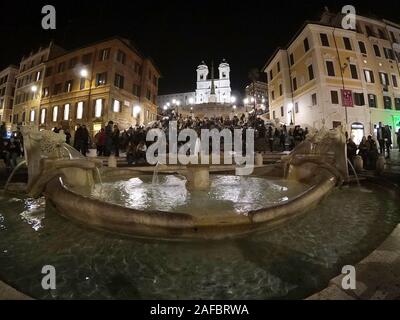 Abendschuss - Touristen auf spanischen Stufen und eine bootförmige Fontana della Barcacciaon Piazza di Spagna in Rom, Italien, April 2019. Stockfoto