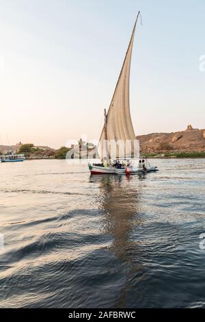 Afrika, Ägypten, Assuan. Oktober 8, 2018. Eine Felucca, einem traditionellen hölzernen Segelboot, auf den Nil bei Assuan. Stockfoto
