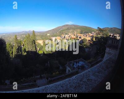 Panoramablick auf den Park der Villa D'Este Tivoli, Italien, vom Fenster des historischen Hauses in der Villa d Este. Stockfoto