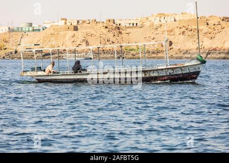 Afrika, Ägypten, Assuan. Oktober 9, 2018. Tour Boot mit einem weiblichen Passagier auf dem Nil. Stockfoto