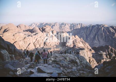 Berg Sinai, Sharm ash-Sheikh, Ägypten - 25. Oktober 2017. Pilger und Touristen auf dem Weg vom Berg Sinai peak Heiligen Berg Moses in der frühen morni Stockfoto