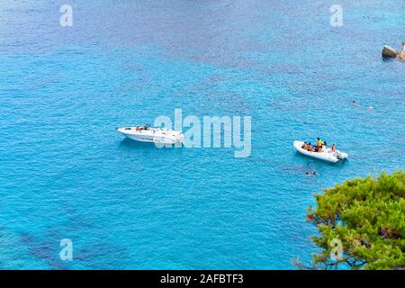 Boote blaue Mittelmeer in Capo Testa Stockfoto