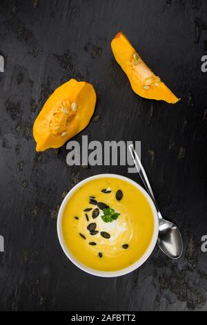 Selbstgemachte Kürbissuppe (selektive Fokus) auf rustikalen Hintergrund als Nahaufnahme Stockfoto