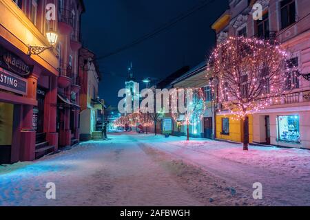 Uzhhorod, Ukraine - 06 Jan, 2019: Weihnachten Nacht Landschaft von uzhgorod. bunt leuchtende dekorative Beleuchtung auf voloshyna Straße. festliche Stimmung. hap Stockfoto