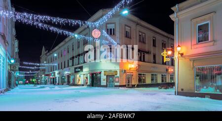 Uzhhorod, Ukraine - 06 Jan, 2019: Weihnachten Nacht Landschaft von uzhgorod. bunt leuchtende dekorative Beleuchtung auf korzo Straße. festliche Stimmung. Happy H Stockfoto