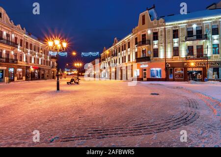 Uzhhorod, Ukraine - 06 Jan, 2019: Weihnachten Nacht Landschaft von uzhgorod. bunt leuchtende dekorative Beleuchtung auf petefi Square. festliche Stimmung. Stockfoto