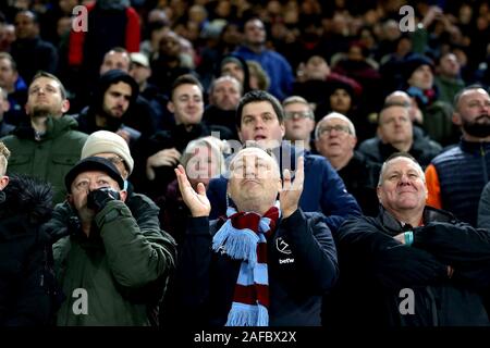 West Ham United Fans feiern ihren Sieg nach dem Finale in der Premier League Spiel im St. Mary's Stadium, Southampton Pfeifen. Stockfoto