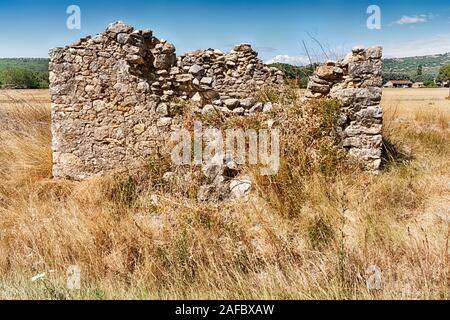 Ruinen einer alten Scheune werden langsam bröckelt in einem Feld in der Region Luberon in Südfrankreich. Stockfoto