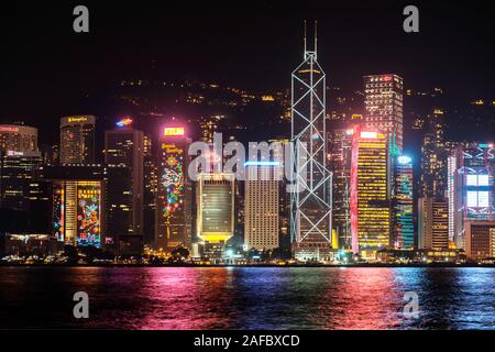 HongKong, China - November, 2019: Weihnachten Dekoration auf Hong Kong Wolkenkratzer. Hongkong Island Skyline bei Nacht Stockfoto