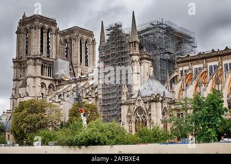 Gerüst deckt sich das Äußere der Kathedrale Notre Dame in Paris nach dem Brand 2019 das Dach zerstört. Stockfoto