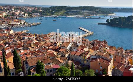 Blick von oben auf die katholische Kirche der hl. Euphemia Glockenturm über Hafen und Stadt Rovinj, Kroatien Stockfoto