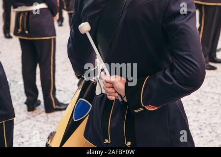 Nahaufnahme der Hand ein Schlagzeuger mit einem Stock, die zum Spielen der Drum. Militärische italienischen Schlagzeuger fertig, Musik zu spielen. Stockfoto