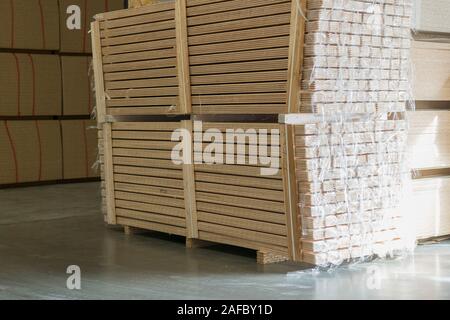 Lager Baum. Paletten mit Holz- Platten in einem Lager oder in einem Hangar. Schnittholz Produktion. Stockfoto