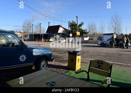 Eintritt in die Sperrzone von Tschernobyl am Checkpoint "ytyatky'. Sperrzone von Tschernobyl, Invankiv Rajon, Oblast Kiew, Ukraine, Osteuropa Stockfoto