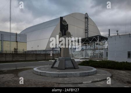 Das Denkmal für die Liquidatoren von Tschernobyl vor der neuen Schutzkonstruktion in seine endgültige Position. Tschernobyl, Ivankiv Rajon, Kiev Oblast, Ukraine Stockfoto