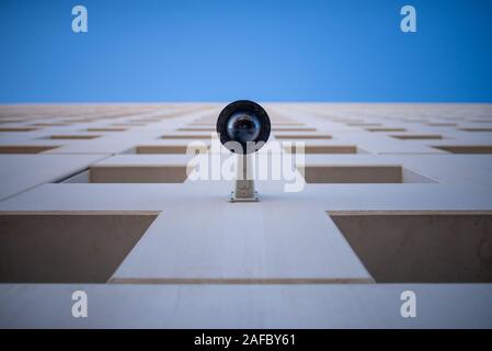 Doha, Katar - 26. Mai 2017: Kameraüberwachung auf einem zeitgenössischen Architektur Gebäude, Bildung Stadt, von OMA Architekten, während einer sp genommen konzipiert Stockfoto