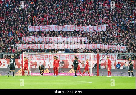 München, Deutschland. 14 Dez, 2019. Fußball FC Bayern München - Bremen, München 14.12.2019. Fans demonstrieren gegen e-sports, Esport, Engagement FC BAYERN MÜNCHEN - WERDER BREMEN 6-1 - DFL-Bestimmungen verbieten die Verwendung von Fotografien als BILDSEQUENZEN und/oder quasi-VIDEO - 1. Deutsche Fussball Liga, München, 14. Dezember 2019 Saison 2019/2020, Spieltag 15, FCB, München Quelle: Peter Schatz/Alamy leben Nachrichten Stockfoto